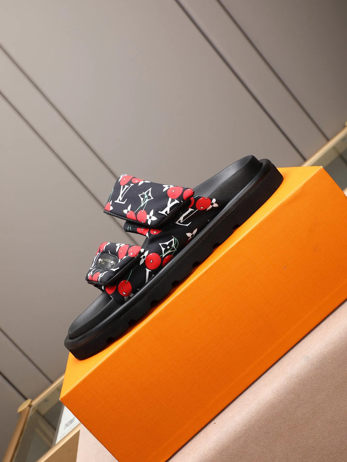PP360 [LOUIS VUITTON] Louis Vuitton, LV printing, men's and women's slippers are on the market. The drawer box packaging comes with a cloth bag and a card. The upper pattern looks very soft and waxy, and it is a super versatile leg slimming tool. Fabric: imported denim/canvas/old fabric, LV hardware LOGO, official website pattern printing, comfortable to wear, feet: high-elastic PU water table. Sole: foam sole, heel height: about 5cm. Code number: 35-46, 35, 45, 46 are custom-made and non-returnable. Color: multiple colors and styles available.